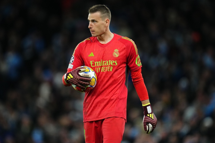 马卡:由于在联赛前热身时腰部受伤,卢宁退出本期乌克兰国家队